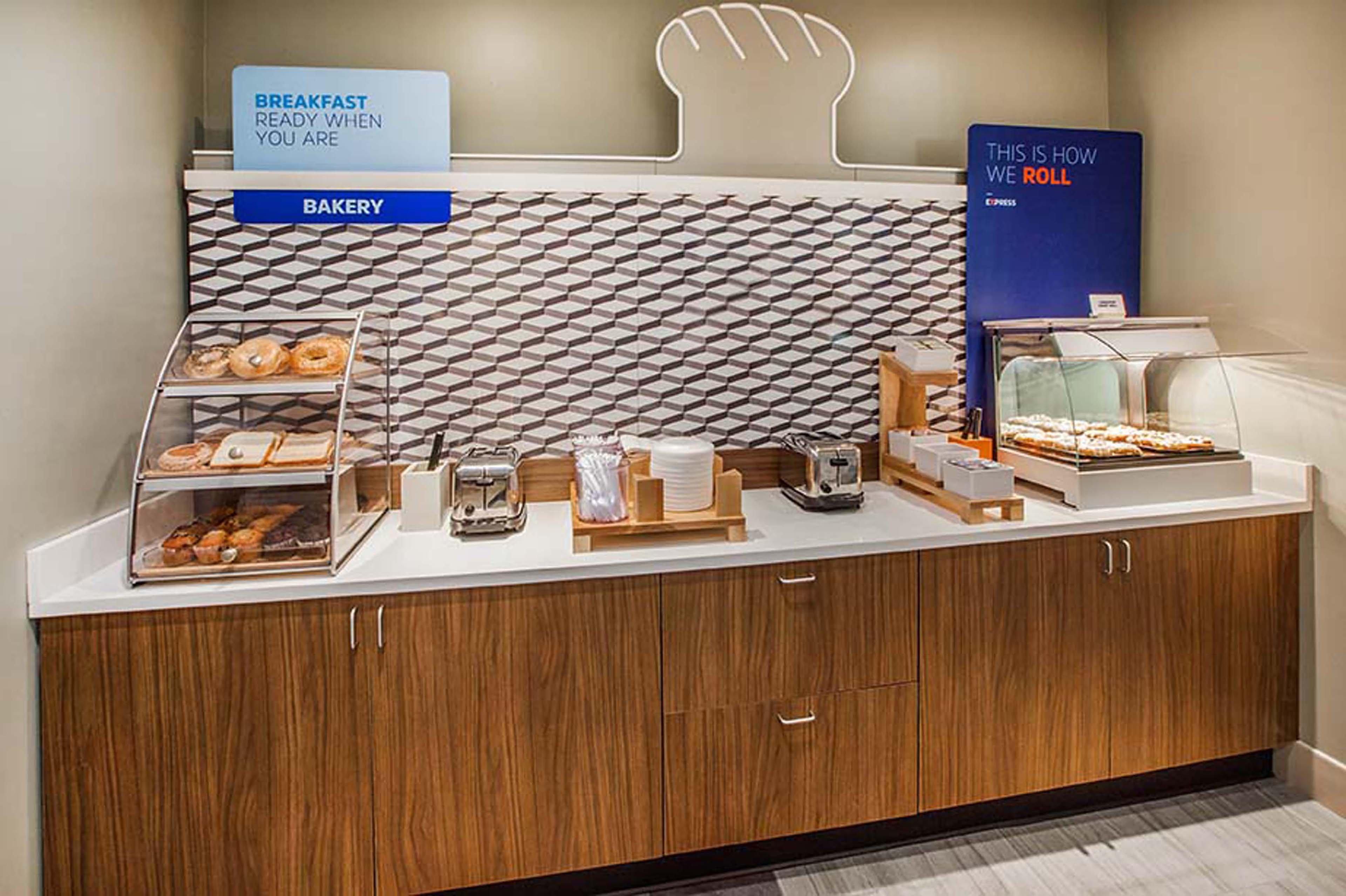 Holiday Inn Express Ontario By Ihg Creekside Extérieur photo